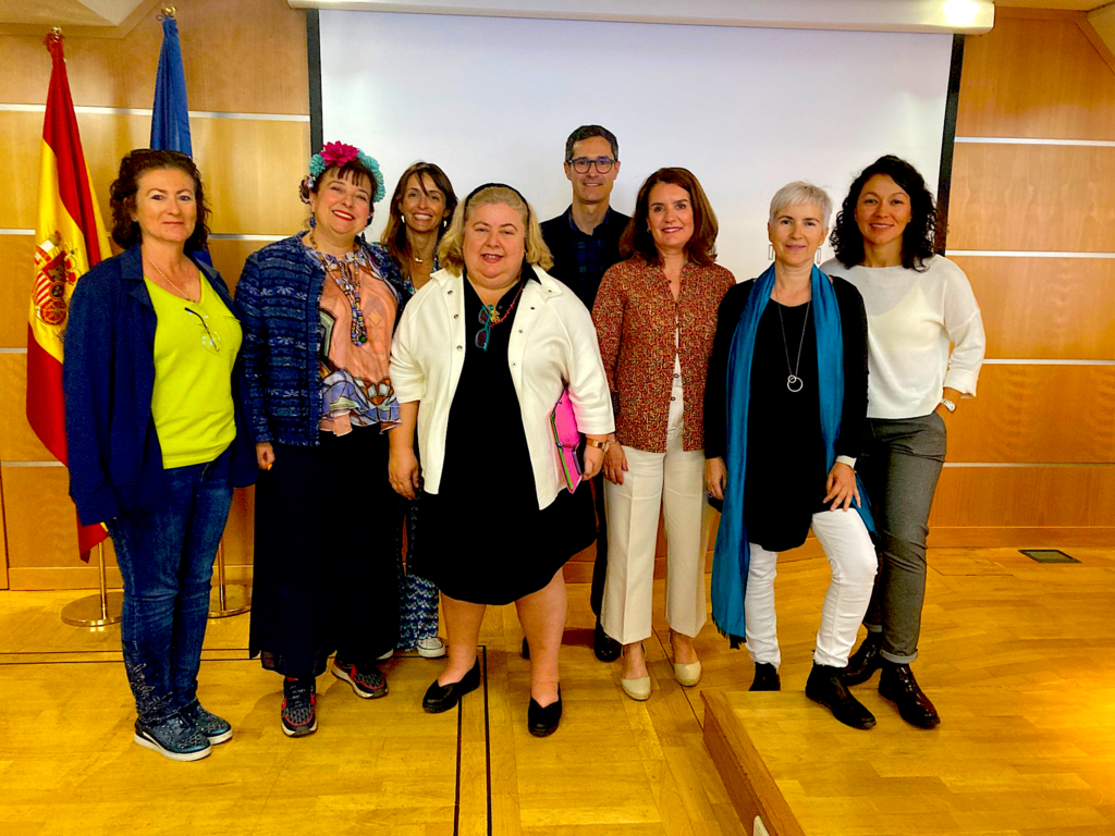 Representantes de IBMA España con la eurodiputada socialista Clara Aguilera, tras finalizar el debate celebrado en Madrid el pasado viernes.