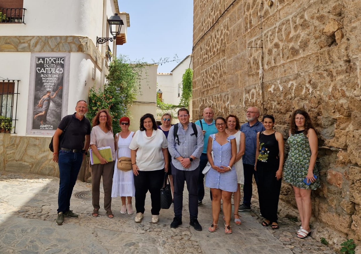 Investigadora Carmen García y algunos de los alcaldes de municipios que participan en el proyecto