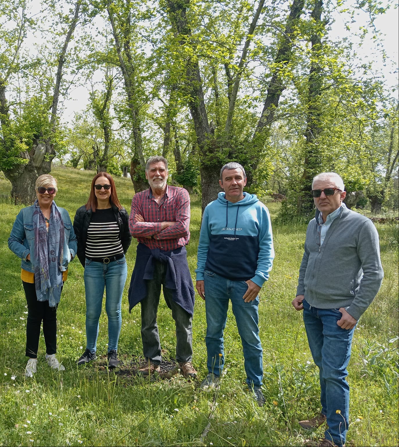 La delegación malagueña formada por miembros de la Coop de castañas Valle del Genal y el responsable de COAG junto al presidente de la Coop de castañas de los Marines, visitando casta