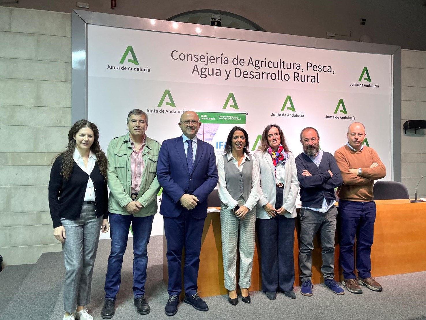 1 Manuel Gómez Galera, Marta Bosquet, e investigadores y técnicos de los nuevos proyectos del IFAPA