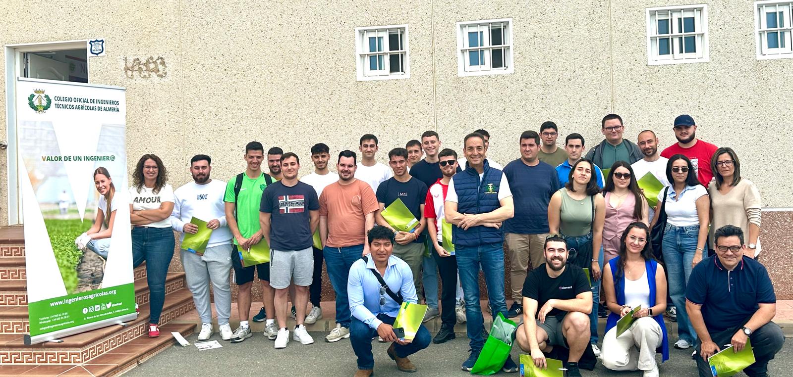 Estudiantes de Ingeniería Agrícola de la UAL en Ecoinver Bio durante la jornada técnica organizada por COITAAL.